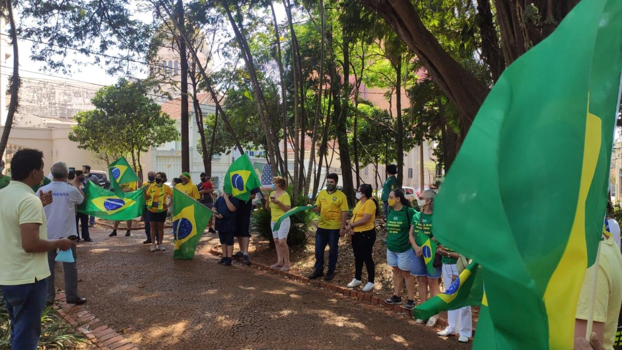 Foto 2 de 31 — Manifestantes fazem ato pró-Bolsonaro na Praça da Independência; veja imagens